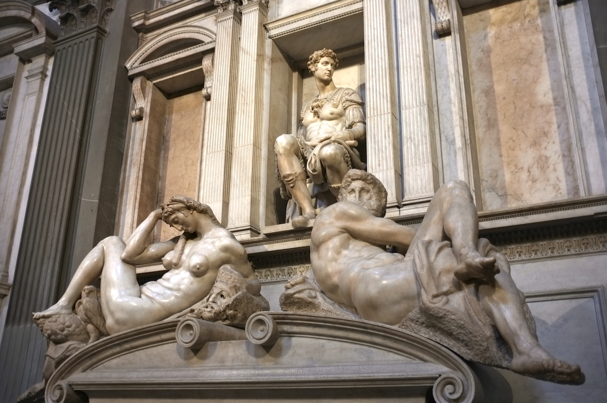 Tres grandes estatuas de mármol de personas en las Capillas de Medici en Florencia