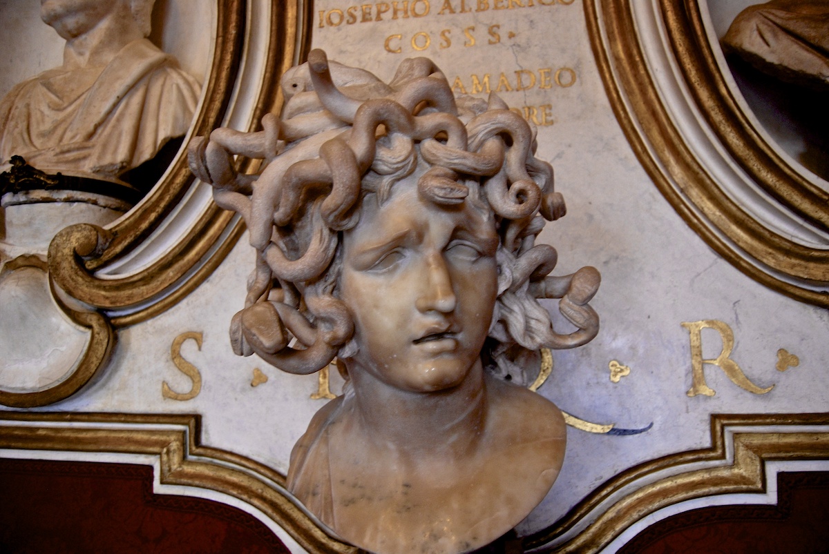 Un busto de mármol de Medusa en exhibición en los museos Capitolinos en Roma