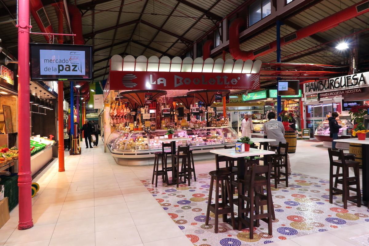 Un comedor entre puestos en un mercado de alimentos