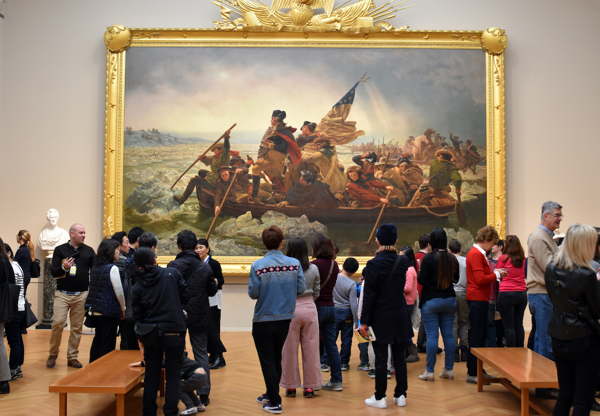 Las multitudes ven una gran pintura enmarcada de Washington cruzando el río Delaware en el museo Met en Nueva York