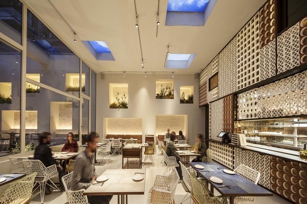 Interior de Disfrutar, inaugurado por tres ex empleados de El Bulli que también dirigen el exitoso Compartir en Cadaqués.