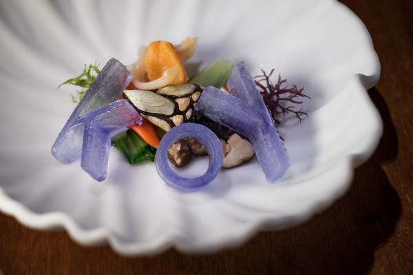 Plato plateado en el restaurante japonés Koy Shunka