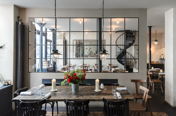 Septime es uno de los restaurantes Michelin más populares de París. Deberá comenzar a planificar su comida aquí con meses de anticipación si desea obtener una reserva.