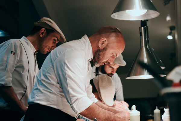 Il Tino, ubicado en un pueblo costero cercano, es uno de los mejores restaurantes Michelin de Roma, con un equipo de cocina dirigido por el chef Daniele Usai. 