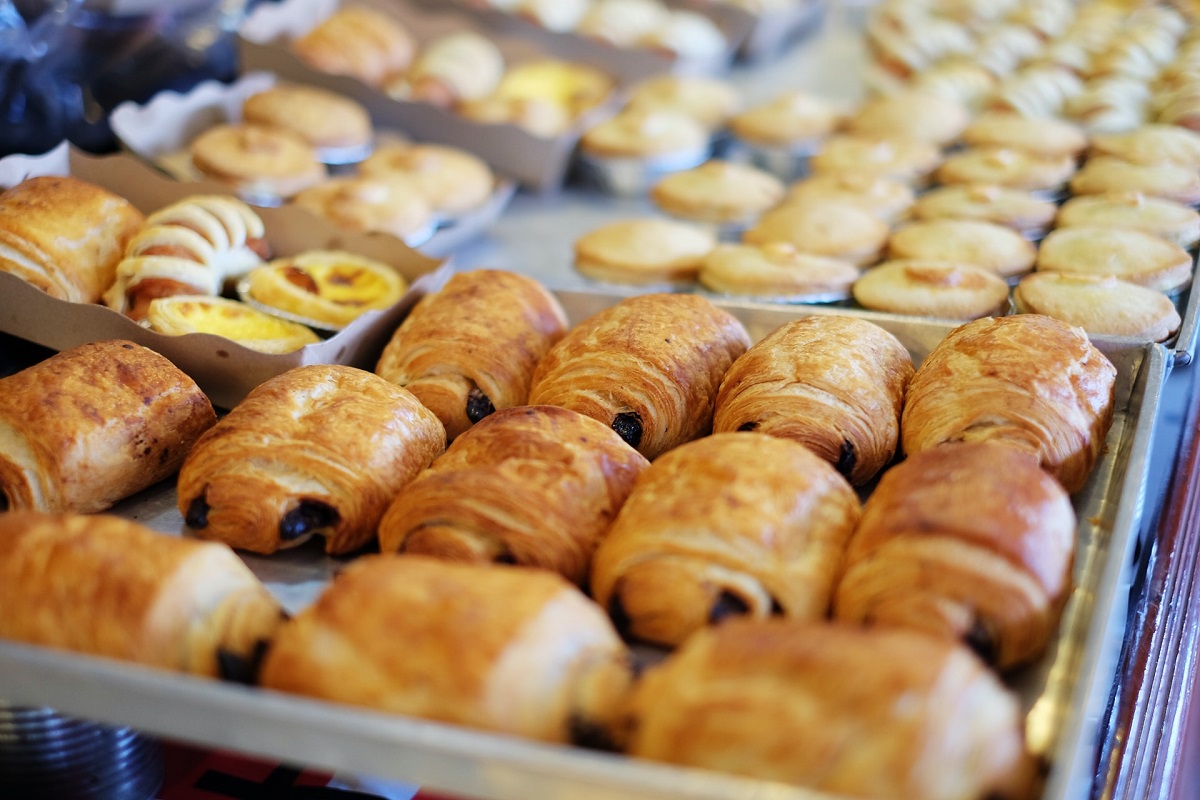 Bandejas de pain au chocolate o croissants de chocolate