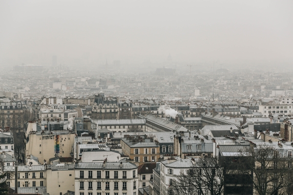 Esta carta de amor a Montmartre está llena de formas auténticas de disfrutar del barrio, como disfrutar de las vistas desde la azotea.