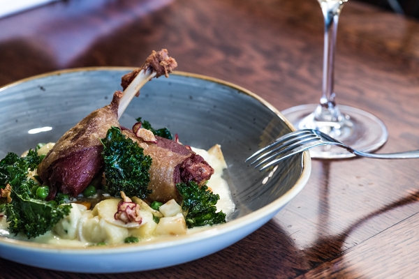 Le Poulbot es uno de los mejores restaurantes de Montmartre para los clásicos parisinos, como el confit de pato.