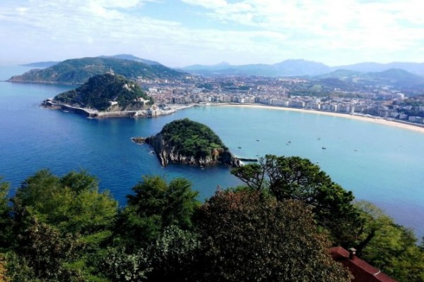 Una de las mejores cosas que ver en San Sebastián es la vista de la playa de La Concha desde lo alto de un mirador.