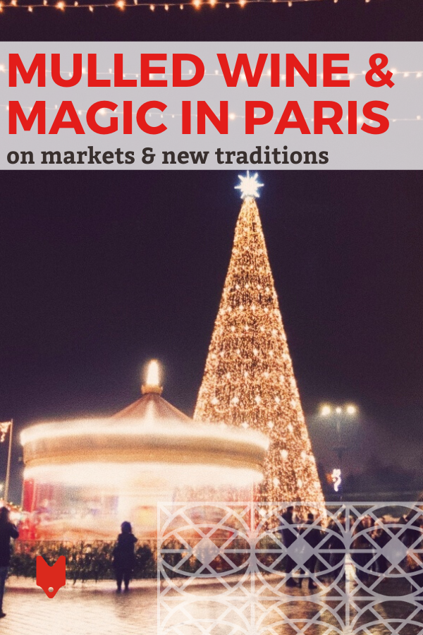 Un árbol de Navidad se enciende por la noche en un mercado navideño en París.