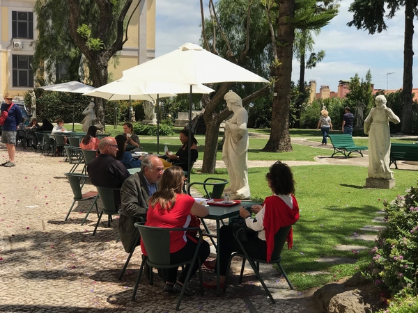 La cafetería del jardín del Museu Nacional de Arte Antiga es un gran lugar para disfrutar de una taza de café o una comida económica en un ambiente tranquilo.