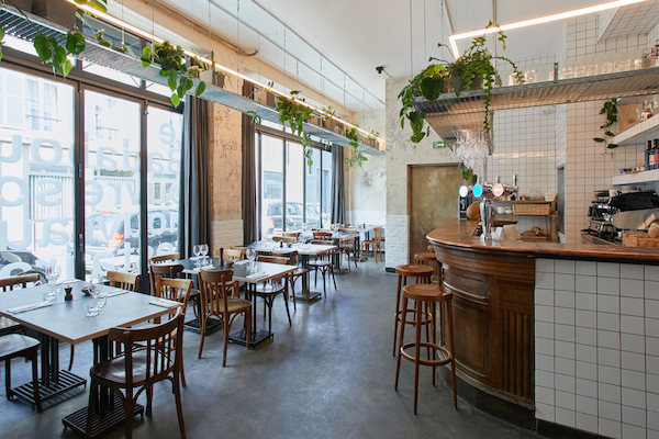 Badaboum es uno de nuestros lugares favoritos para beber vino natural en París.