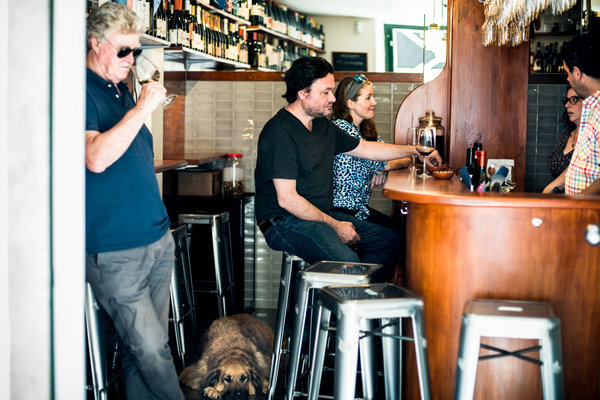 Black Sheep es uno de los mejores bares de vinos naturales de Lisboa. 