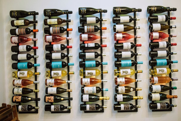 Botellas de vino en un estante
