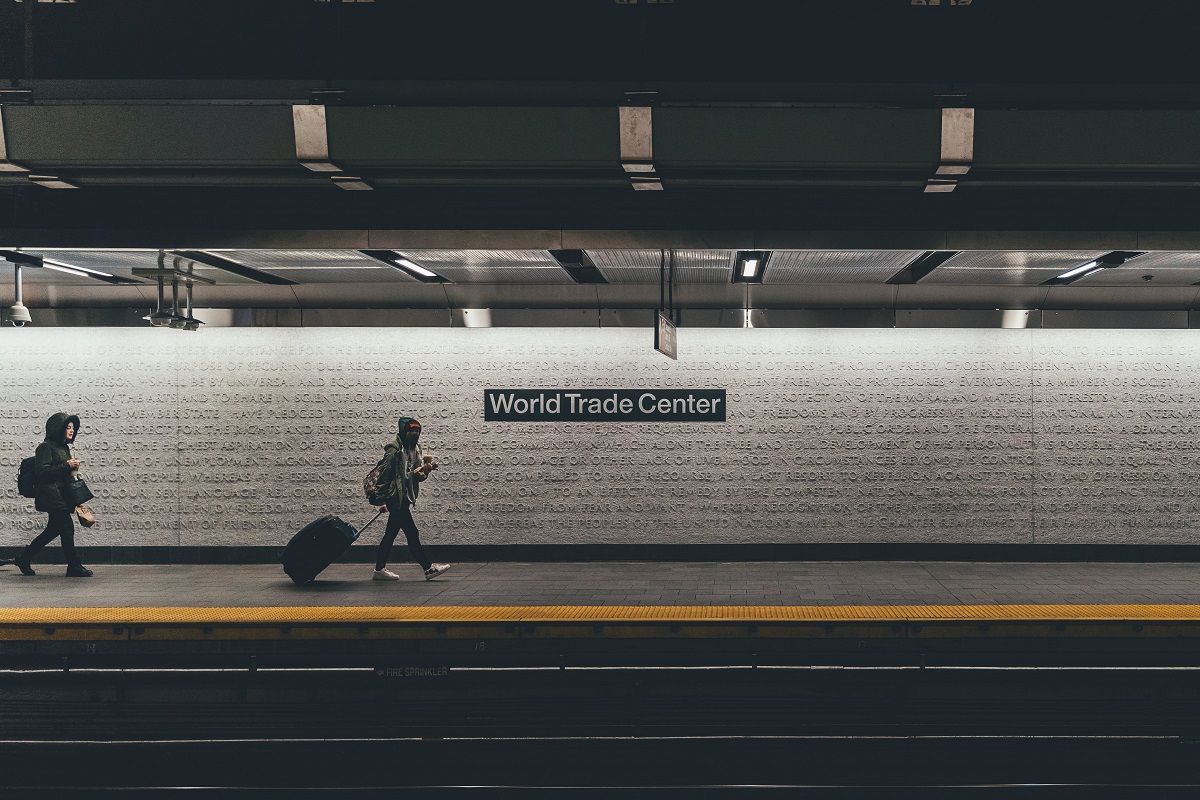 Una persona tirando de una maleta a través de la estación de metro del World Trade Center en Nueva York en invierno
