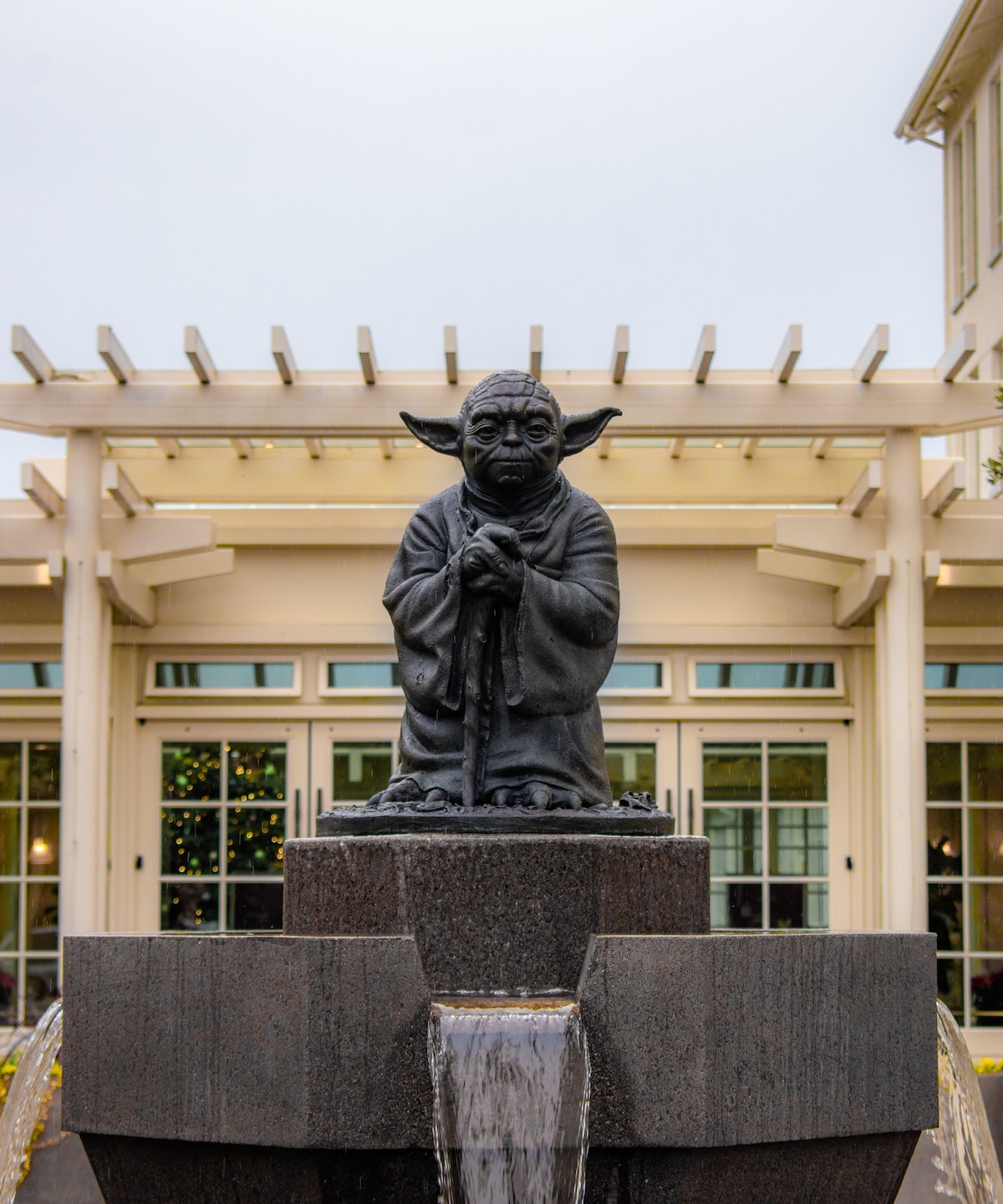 Primer plano de la fuente de Yoda, que se puede visitar gratis en San Francisco