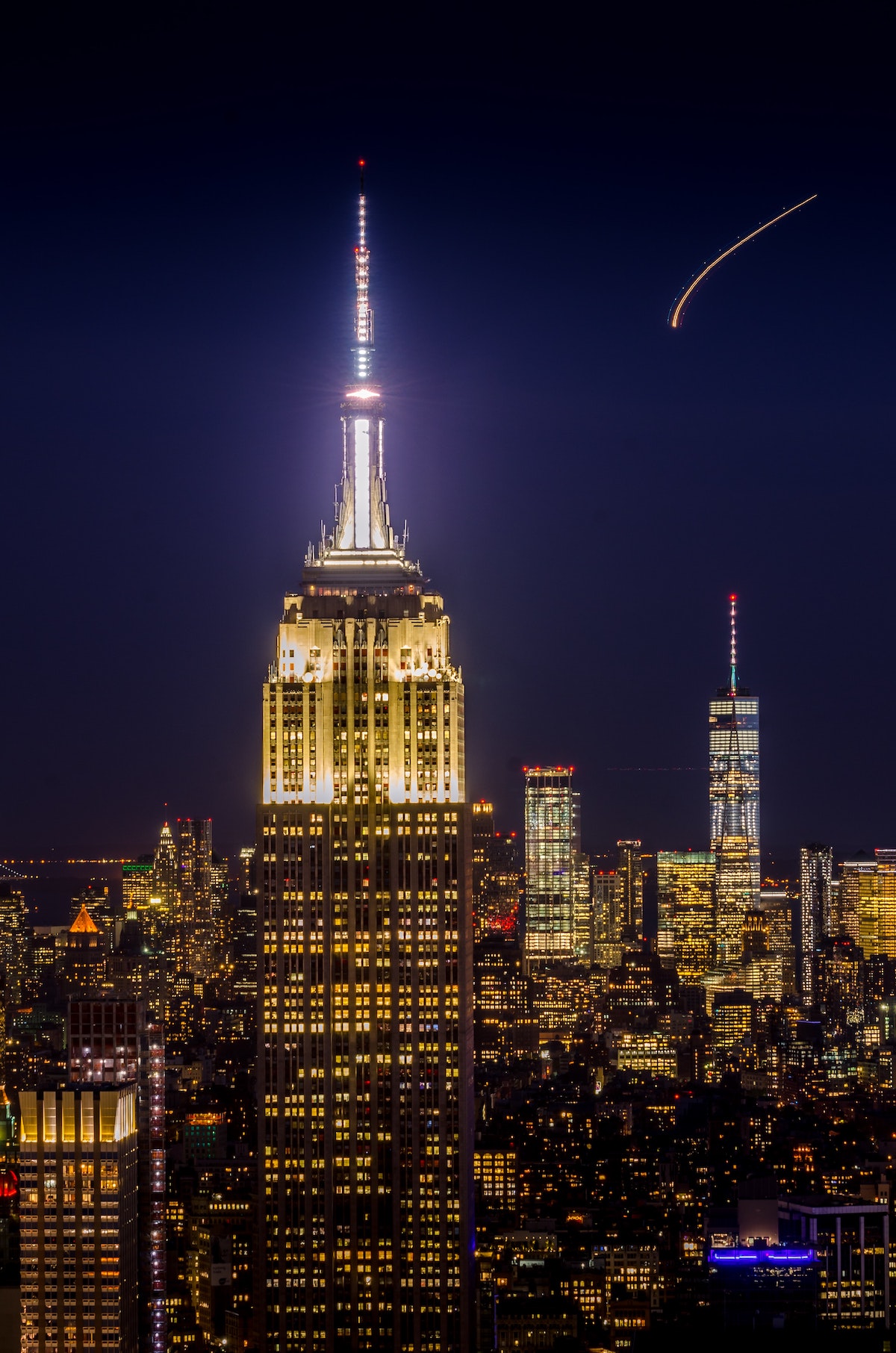 El horizonte de la ciudad de Nueva York se iluminó por la noche