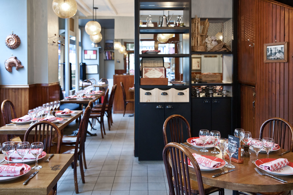 Astier es uno de nuestros restaurantes favoritos de Oberkampf para una experiencia clásica de bistró parisino.
