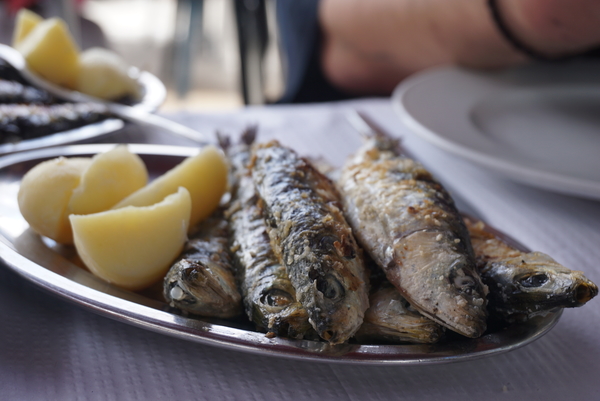 Aux Deux Amis, uno de nuestros restaurantes favoritos de Oberkampf, sirve las mejores sardinas de París.