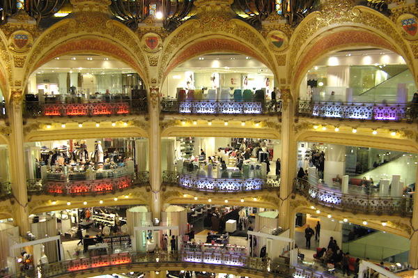 Usted sabe que está obsesionado con París cuando va a los grandes almacenes Galeries Lafayette para comprar Y ver.