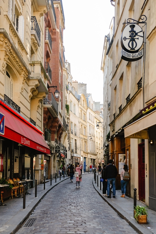 Sabes que estás obsesionado con París cuando ni siquiera necesitas un destino en mente: estás perfectamente feliz de caminar por las calles.