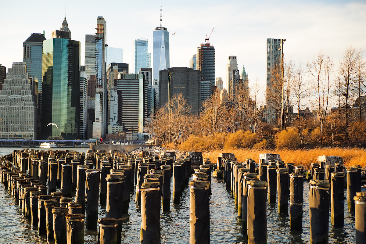 Una vista de Manhattan desde el muelle de Brooklyn
