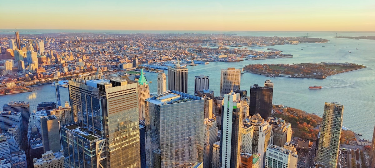 Vistas de Manhattan y Brooklyn desde One World Observatory al atardecer