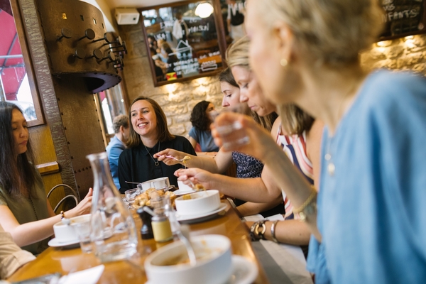 Cuando ordenes en Francia, ¡primero asegúrate de saber qué tipo de restaurante tienes en mente!