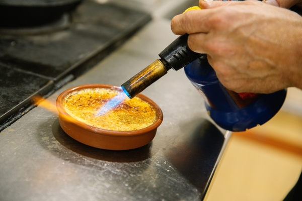 Caramelizar la parte superior de la crème brûlée para soplar