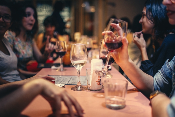 Al hacer un pedido en Italia, conocer sus vinos puede ser conveniente.