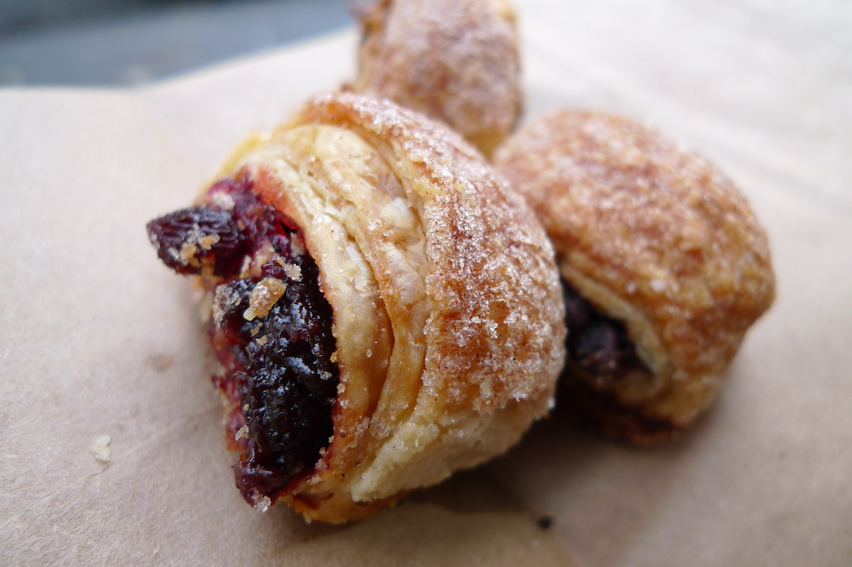 Pastelería rugelach en una servilleta de papel marrón