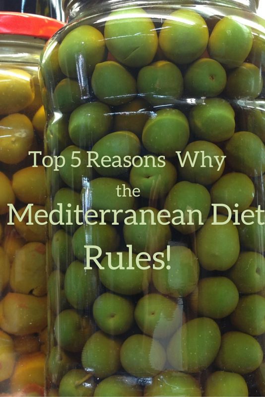 La dieta mediterránea incluye muchos alimentos de origen vegetal, grasas saludables y (al menos para nosotros), ¡mucho vino! ¡Lea por qué la Dieta Mediterránea lo gobierna todo!