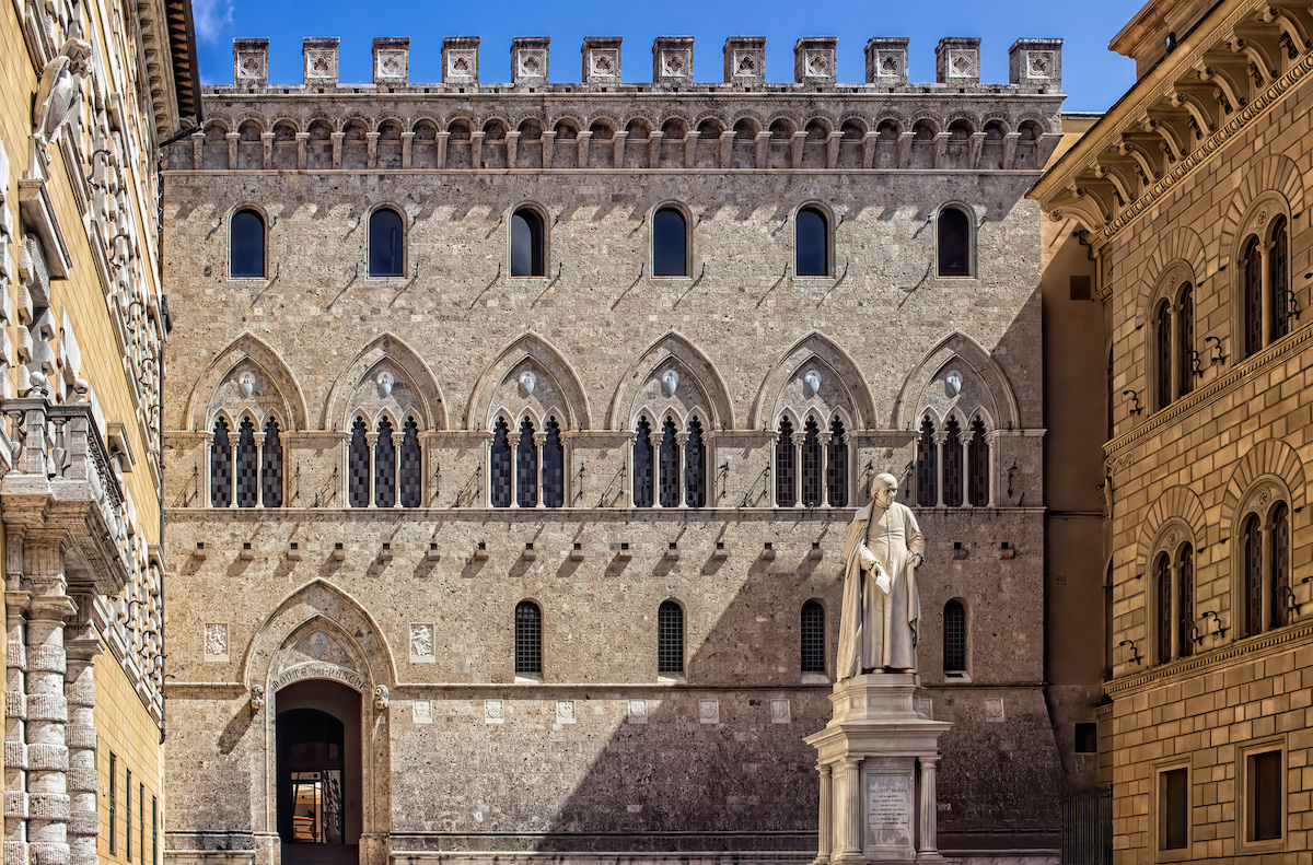 Exterior del palacio histórico en Siena, Italia