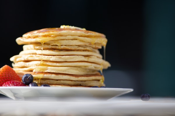 Apila los panqueques con fruta