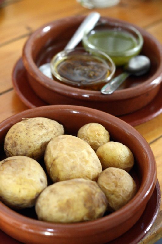 Para una experiencia diferente de tapas en España, dirígete a las Islas Canarias y prueba su versión, llamada "enyesque".