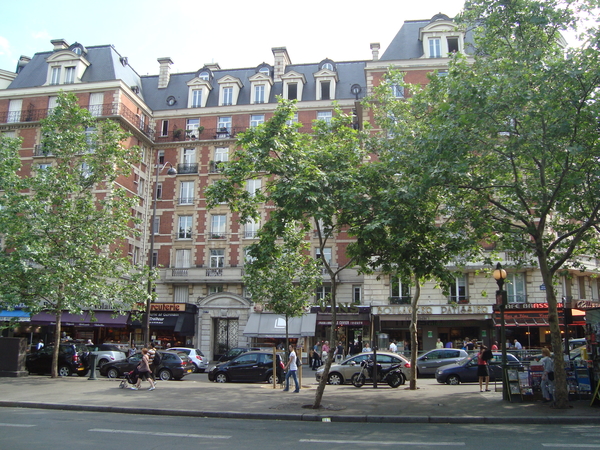 Marché Maubert es uno de los mejores mercados de alimentos de París, y la plaza cercana tiene muchas joyas gastronómicas. 
