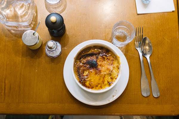 Un plato de sopa de cebolla francesa