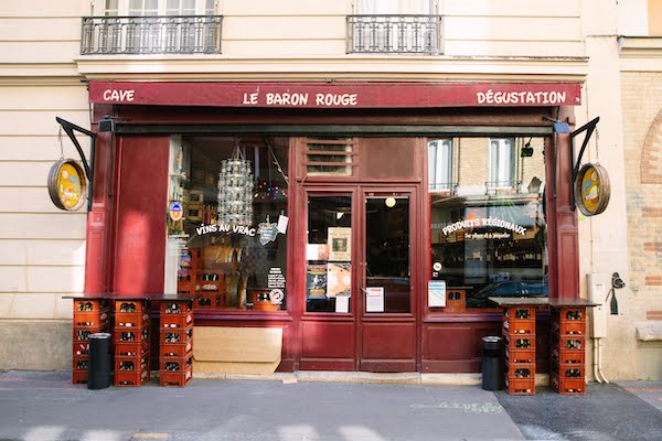 Frente al restaurante y bar de vinos Le Baron Rouge en París