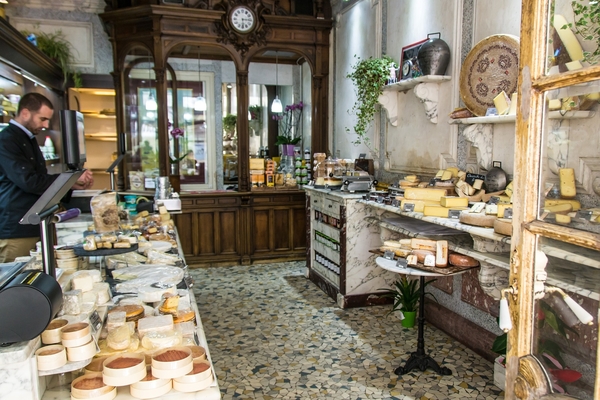 Esta carta de amor a París expresa perfectamente cómo nos sentimos acerca de París y su comida (¡aunque el queso francés!)