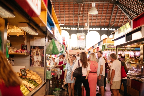 Un consejo importante del mercado de París a tener en cuenta: si no está seguro de en qué puesto comprar, vea a dónde van los lugareños y haga fila allí.