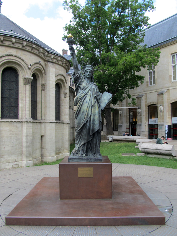 La estatua a escala de la Libertad en el Musée des Arts et Métiers de París