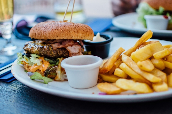La comida callejera parisina incluye bocados de todo el mundo, así como favoritos como hamburguesas.