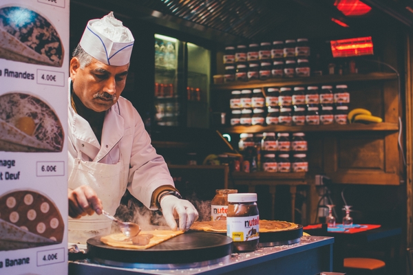 Las crepes son una de las comidas callejeras más populares e icónicas de París.