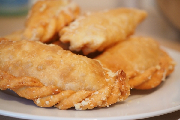 Las empanadas son uno de los bocados de comida callejera más populares de París, especialmente las de La Porteña.