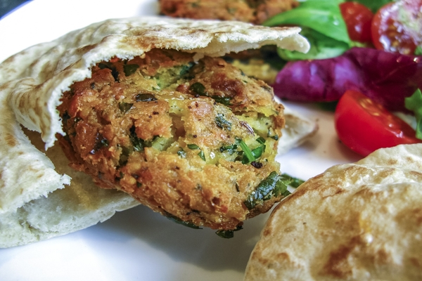 La comida callejera de París está llena de influencias internacionales. Falafel es un favorito en particular.