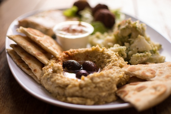 Hummus es uno de los bocados de comida callejera más populares de París.