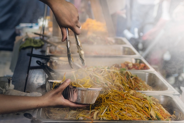 La comida callejera de París ofrece muchos sabores internacionales.