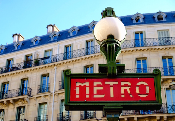 Uno de nuestros mejores consejos para viajar a París es tomar el metro sin pagar de más.