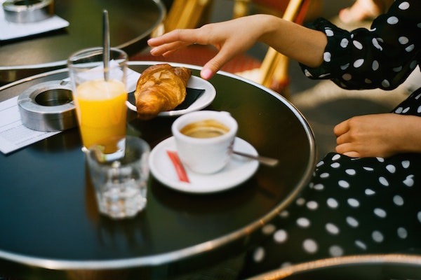 Uno de los consejos de viaje más importantes de París consiste en recordar las comidas francesas. Si te da hambre entre el almuerzo y la cena, dirígete a la panadería más cercana para tomar un refrigerio.