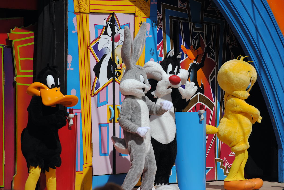 Artistas disfrazados como Daffy Duck, Bugs Bunny, Sylvester the Cat y Tweety Bird