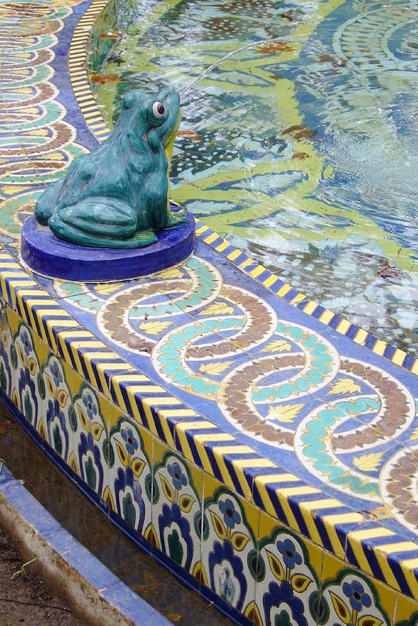 Esta fuente de ranas la puedes encontrar en el Parque de María Luisa, un lugar para visitar en nuestra lista de 100 cosas que hacer en Sevilla